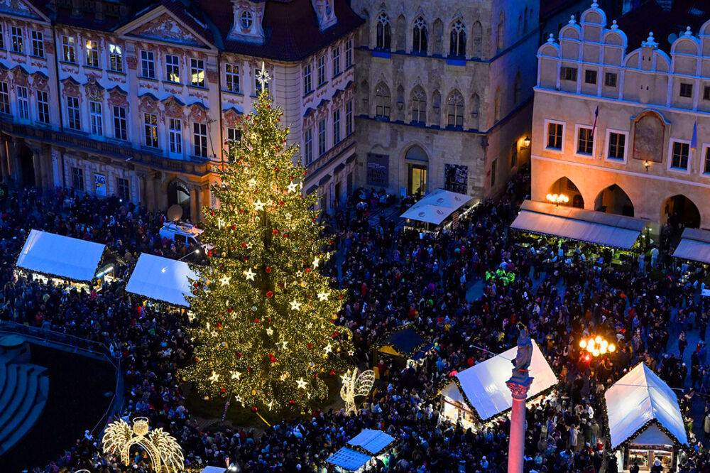 В Праге зажгли главную рождественскую ёлку: фото и видео