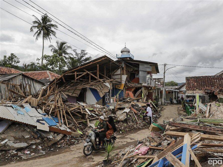 В Индонезии уже 318 погибших в результате землетрясения, тела еще ищут