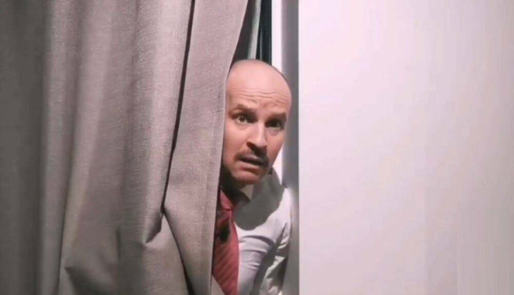 Великий из "Квартал 95" показал остроумную пародию на Лукашенко, который прячется за шторой: видео