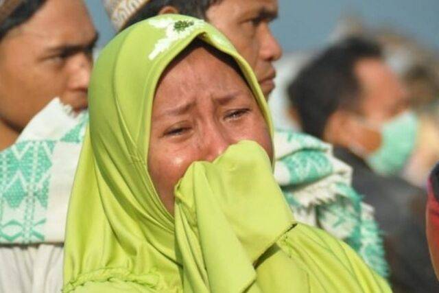 Число жертв землетрясения в Индонезии увеличилось до 323 человек