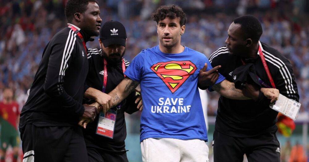 Мужчина в футболке с надписью "Спасите Украину" выбежал на поле во время матча Португалия-Уругвай