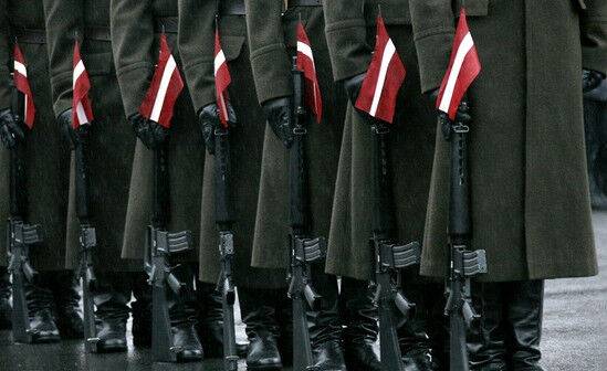 Армейскую форму для латвийских солдат шили из опасной ткани: СМИ