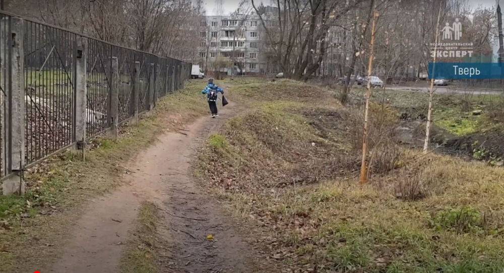 Жители Московского района Твери жалуются на отсутствие тротуаров у школы