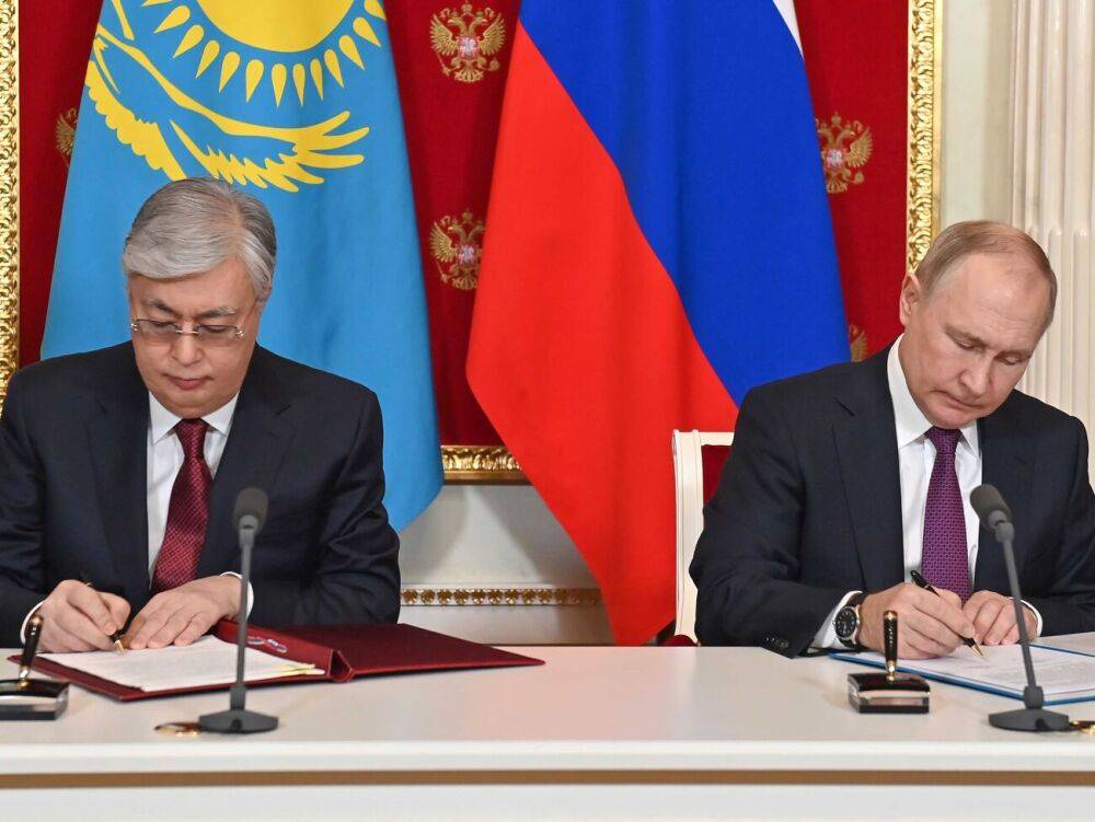 "Путин дергал ногами, Токаев вел себя пренебрежительно". СМИ отреагировали на встречу президентов России и Казахстана: