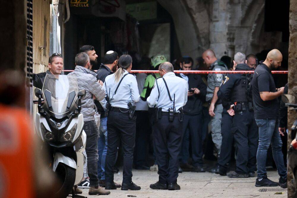 Ножевой теракт в Иерусалиме, 2 полицейских пострадали