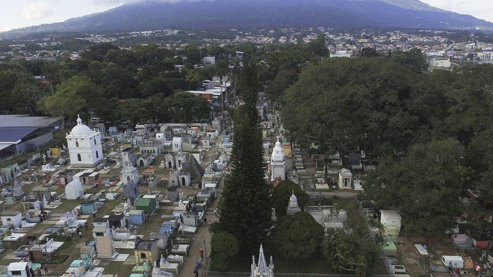 В Сальвадоре сносят надгробия бандитов
