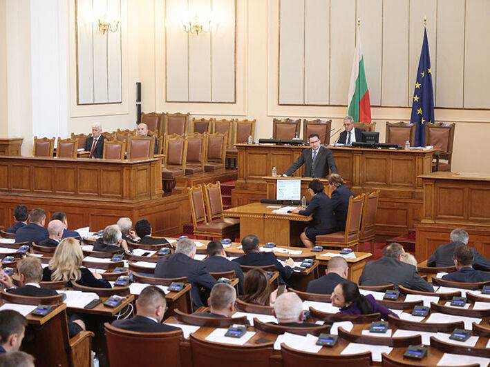 Парламент Болгарии поддержал отправку Украине тяжелого вооружения