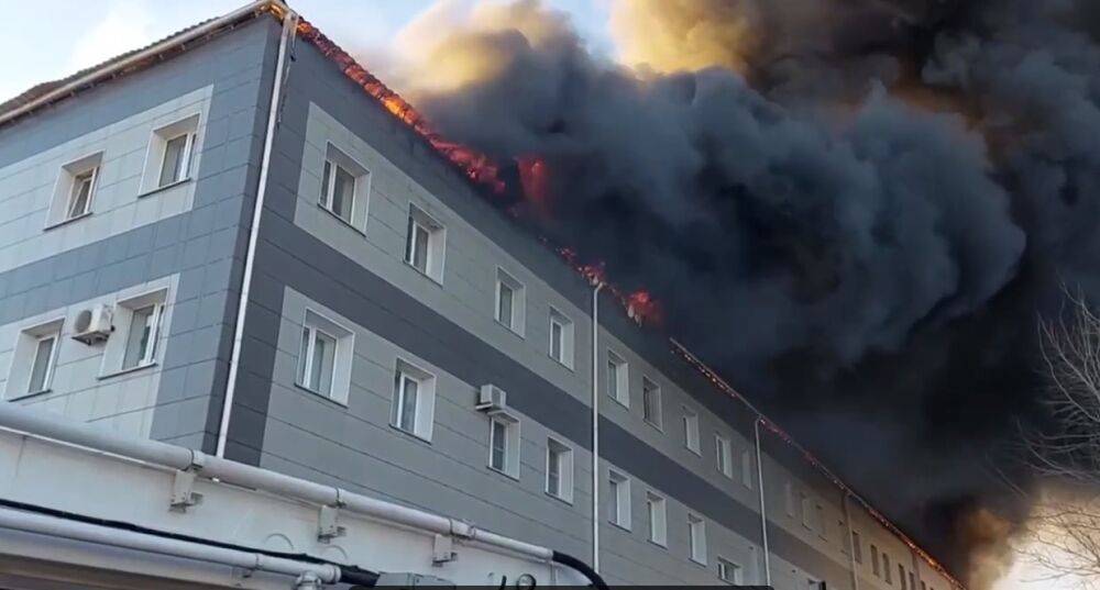 Черный дым до самого неба: россию колотит из-за масштабного пожара, горит огромная нефтебаза – видео
