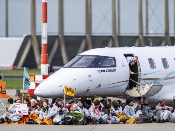 Более 100 климатических активистов блокировали взлеты частных самолетов в Амстердаме