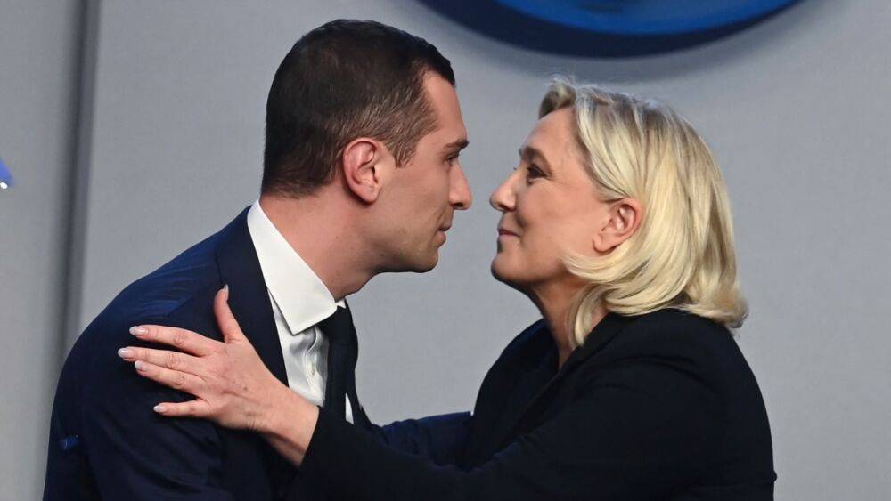Самая популярная во Франции правая партия впервые выбрала главой не представителя семьи Ле Пен