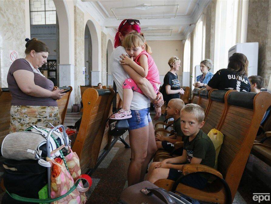 В государственных и коммунальных учреждениях Украины бесплатно размещаются 150 тыс. переселенцев – Шмыгаль