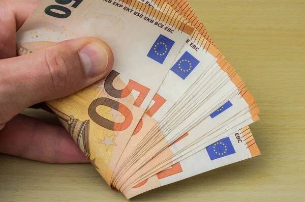Официальный курс валют: Евро подешевел на 64 копейки