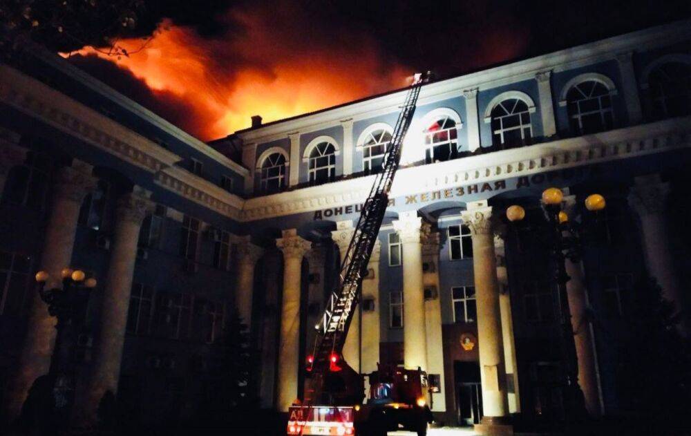 У центрі Донецька після вибухів спалахнула будівля "управління залізниці" (відео)