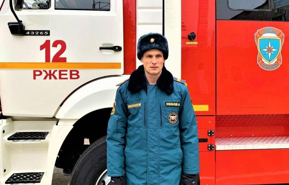 В Ржеве сотрудник МЧС спас человека из горящей машины