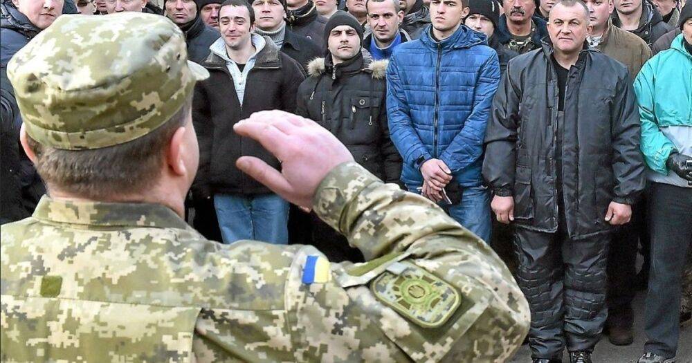 Зеленский предложил парламенту продлить в Украине военное положение и мобилизацию