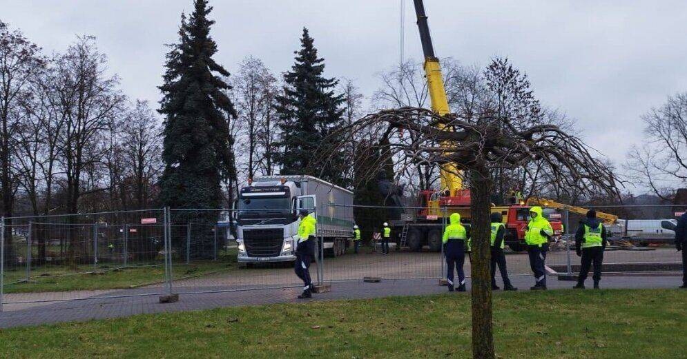 ВИДЕО: В Резекне демонтировали памятник "Алеша"