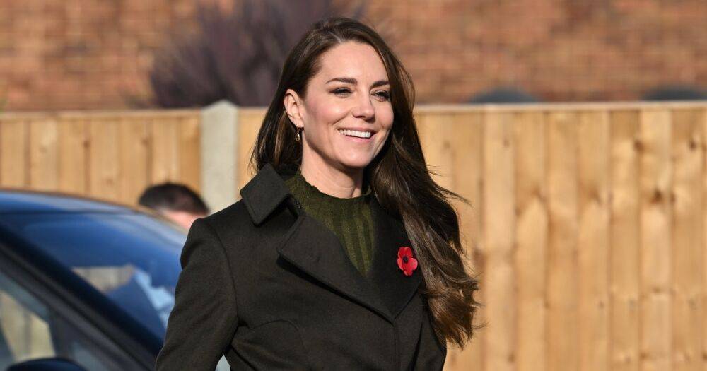 Кейт Миддлтон вышла в свет в новом пальто цвета хаки впервые после премьеры сериала "Корона"