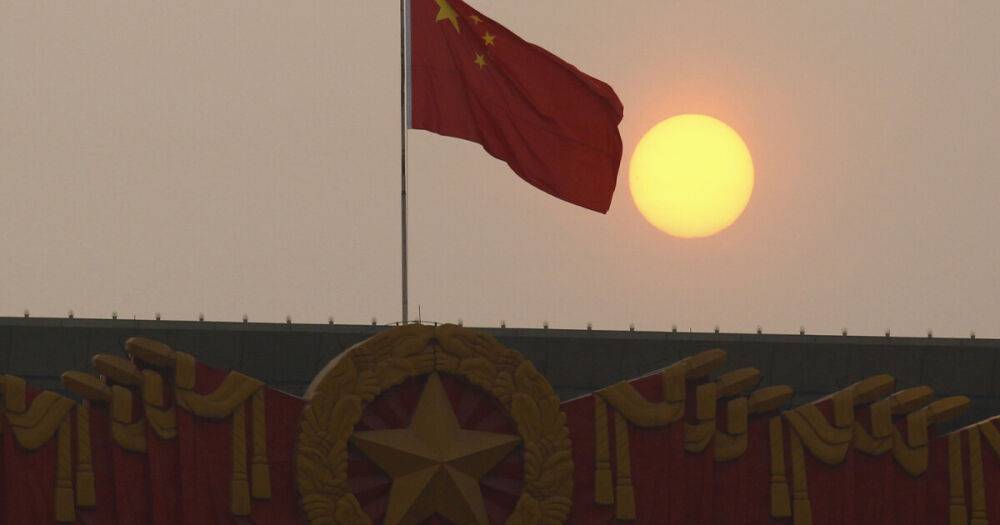 В Китае в трансляциях чемпионата мира футболистам "надевают" маски: доказывают, что в Катаре — "локдаун" (ВИДЕО)