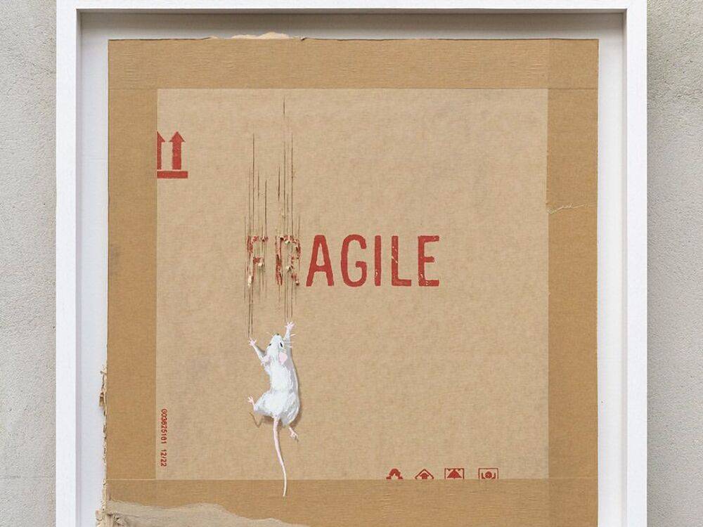 Бэнкси выставил на продажу 50 картин с изображением мыши по £5 тыс. Деньги пойдут на закупку "скорых" для Украины