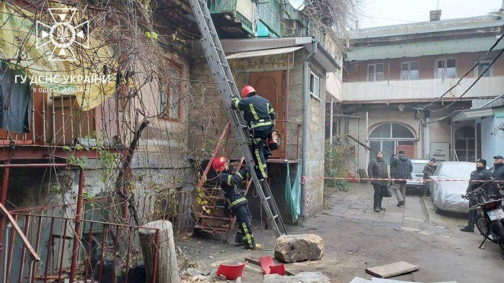 В центре Одессы рухнула крыша старого дома, заблокировав жильцов | Новости Одессы