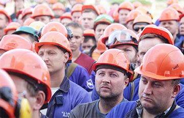 У белорусских рабочих начали забирать деньги на амуницию российским военным