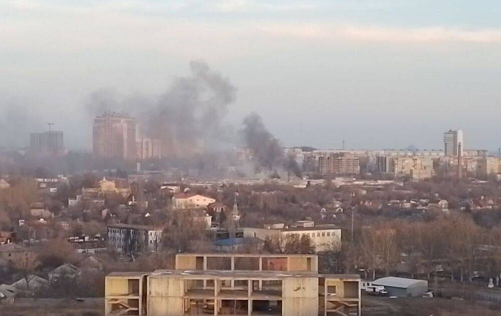 Центр окупованого Донецька знову під обстрілом: є "прильоти" та пожежі (відео)