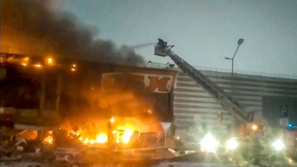 В Балашихе обрушилась кровля горящего гипермаркета "СтройТракт"
