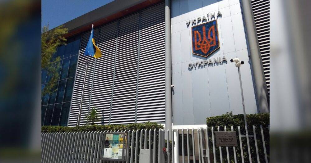 Угрозы дипломатам: посольство Украины в Греции получило окровавленный пакет
