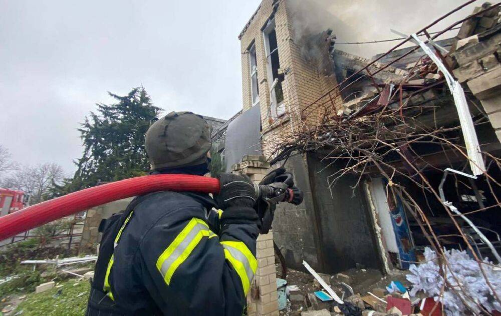 Росіяни вдарили по житловому будинку у Херсоні, пошкоджені електромережі