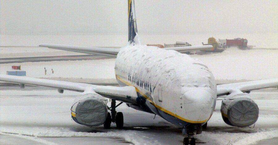Два самолета Ryanair перенаправлены из Риги в Вильнюс; несколько рейсов airBaltic отменены