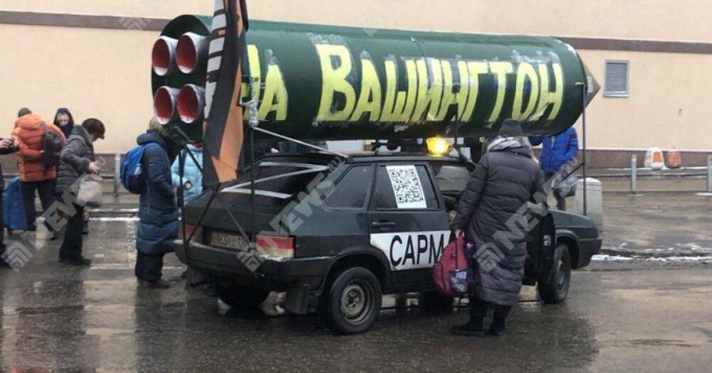 "На Вашингтон": в Москве полиция остановила авто с муляжом ракеты "Сармат" на крыше (видео)