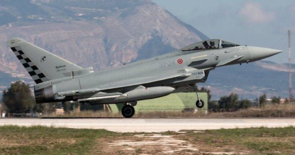 Летчик погиб: в Италии при заходе на посадку разбился истребитель Eurofighter