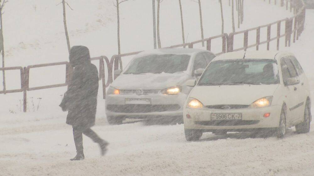 Сильный снегопад осложнил дорожные условия в Минске
