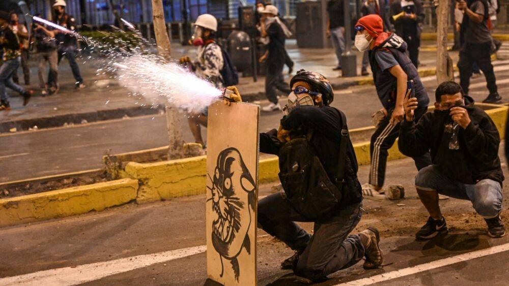 В Перу ввели чрезвычайное положение из-за массовых протестов