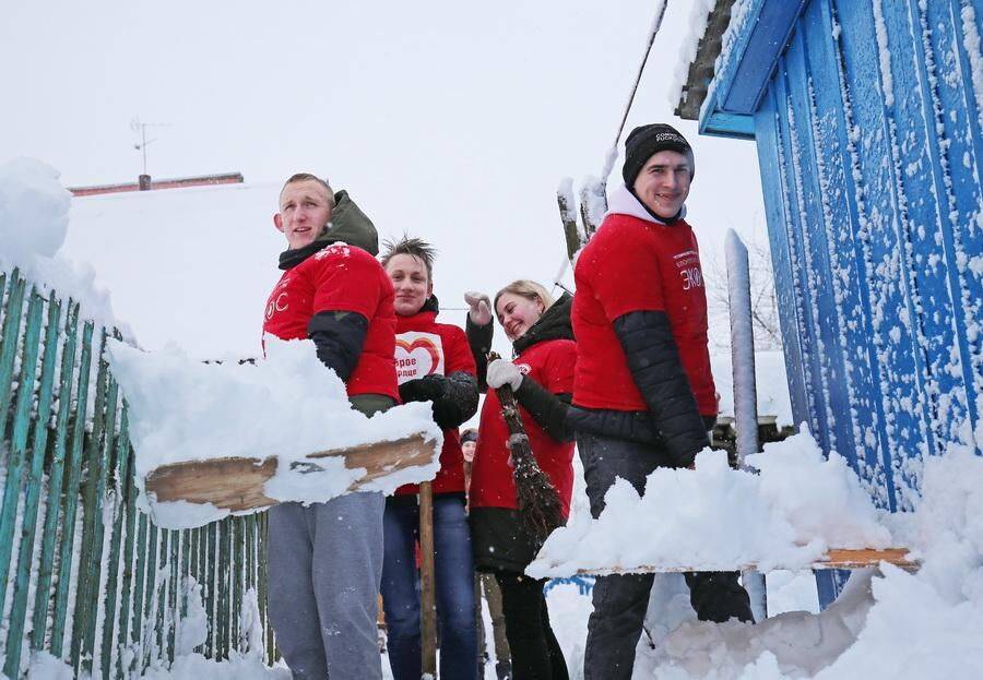 Молодежь Гродненщины присоединилась к акции "Уберем снег вместе"