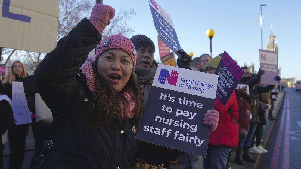 Британские медсёстры вышли на забастовку