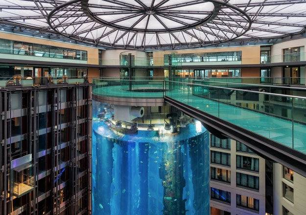 У готелі Берліна лопнув величезний акваріум з 1 млн літрів води, двоє постраждалих
