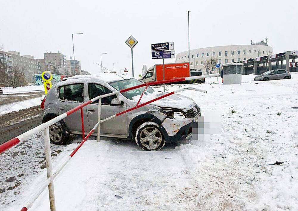 В Праге водитель врезался в автобус, сбил велосипедистку, бросил машину и убежал