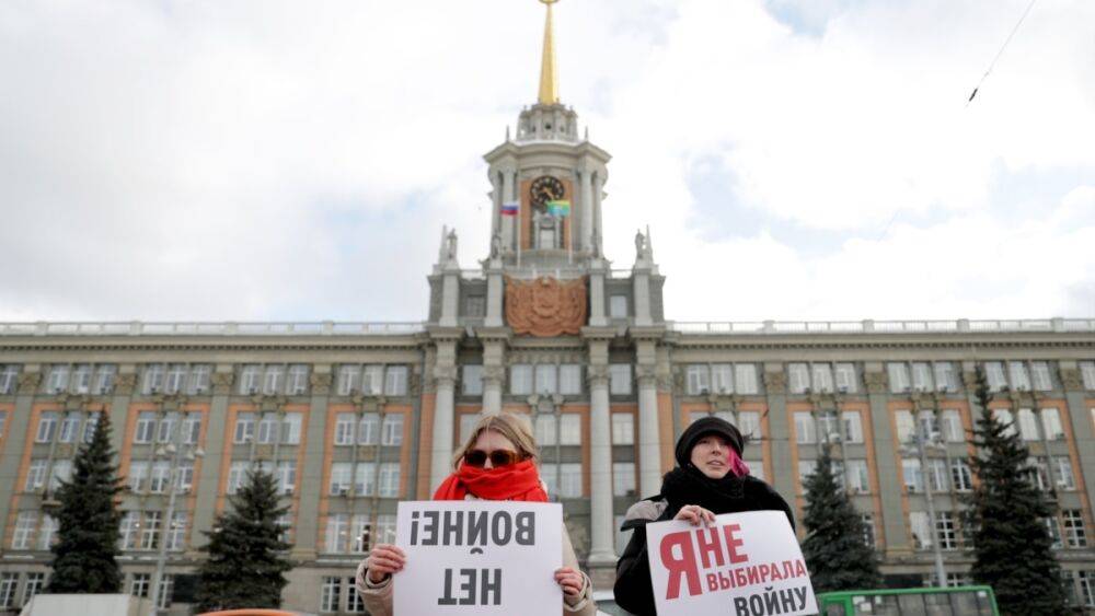 Мэр Екатеринбурга отказался вешать Z на здание администрации