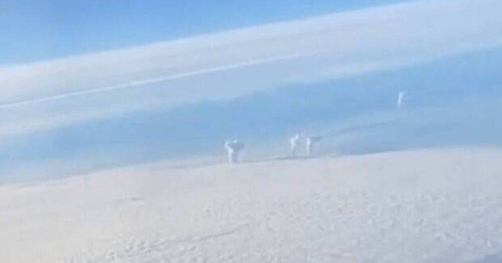 Видно даже из самолета: СМИ показали дым от "прилетов" по Украине после обстрелов РФ (видео)