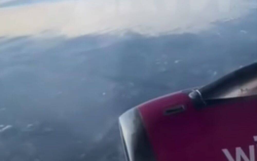 Как выглядят взрывы в Украине из окна самолета над Молдовой: появилось видео