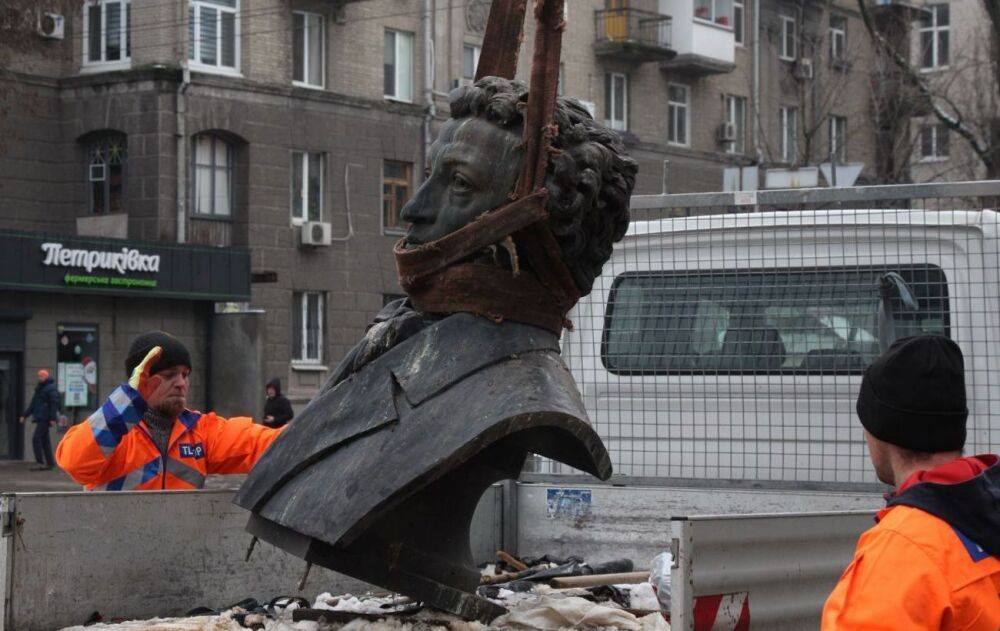 У Дніпрі продовжують демонтувати пам’ятники, встановлені за радянських часів