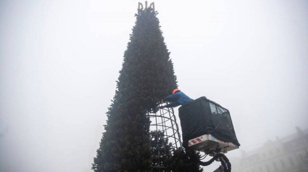 На Софийской площади практически смонтировали и начинают украшать «елку несокрушимости»