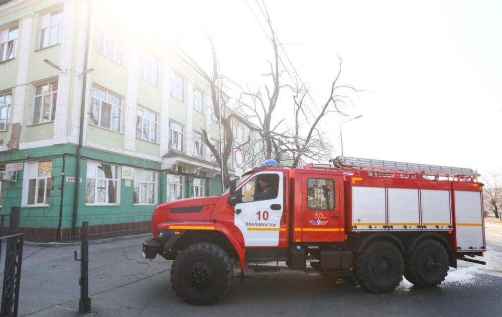 У російському Владивостоці спалахнула масштабна пожежа на складі (відео)