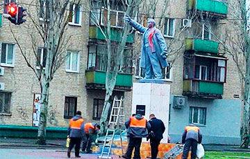 В оккупированном Мелитополе облили красной краской памятник Ленину