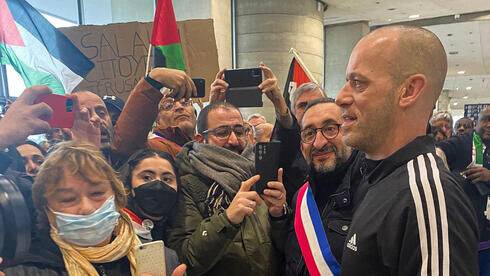 Высланного из Израиля палестинского террориста встретили в Париже как героя