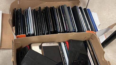 Полиция нашла 400 украденных смартфонов в Тель-Авиве и приглашает забрать