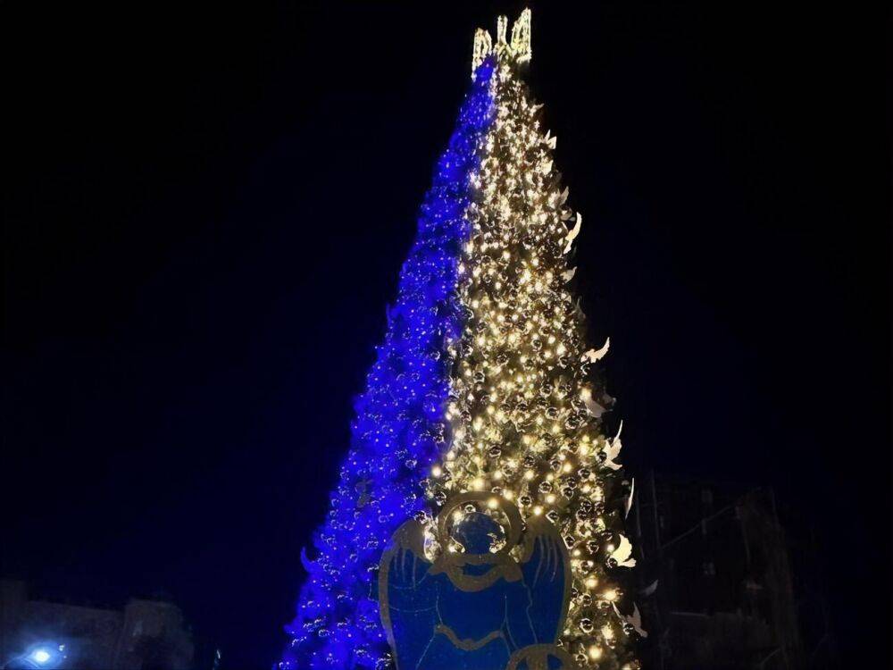 В Киеве зажгли огни на главной новогодней елке
