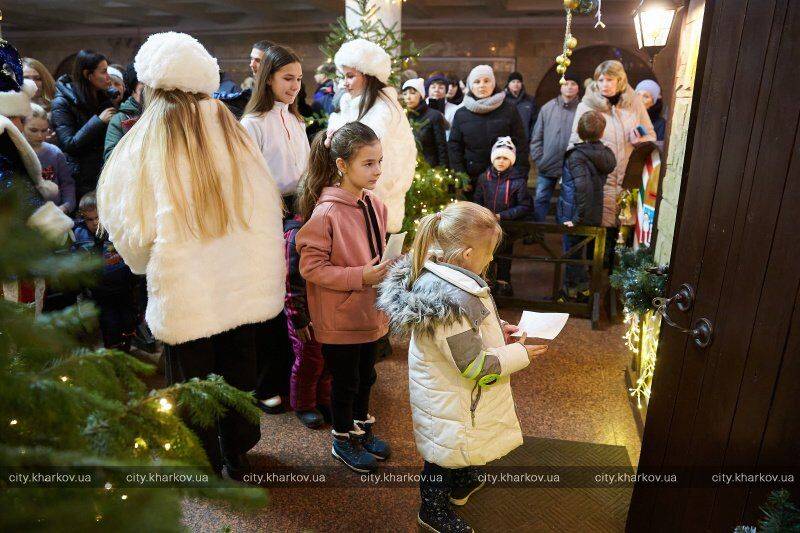 Мало улыбок, желаний почти нет — св. Николай, открывая елку в Харькове (сюжет)