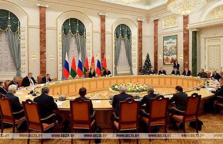 Владимир Путин сообщил об укреплении сотрудничества с Беларусью в военной сфере